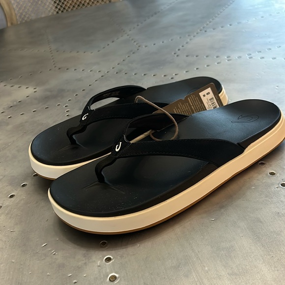 OluKai Shoes - Women’s OluKai black Nu’a Pi’o flip flops size 8 NWT